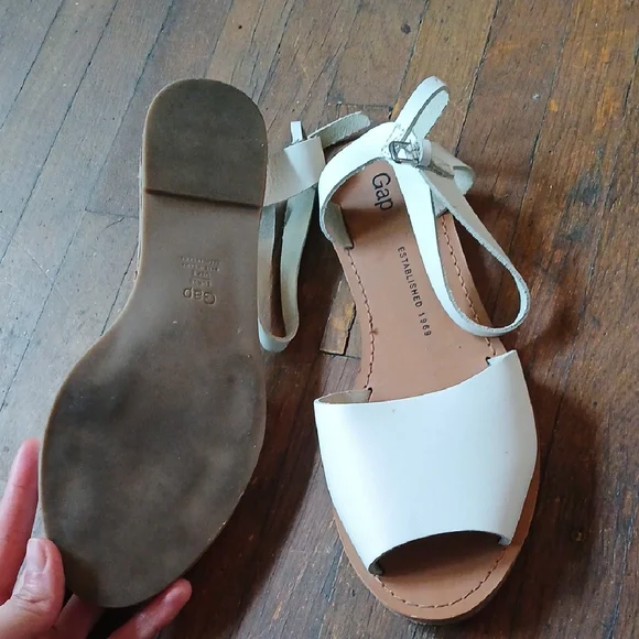 GAP Classic Sandals - Picture 3 of 4